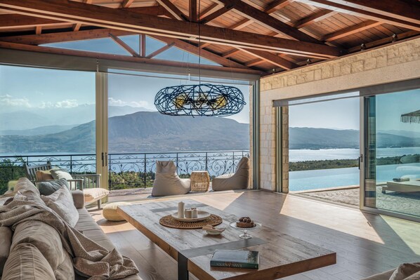 Smart TV, fireplace, video games, DVD player - Villa Elements: A Sea View Living Estate by etouri (Chania)