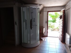 Baignoire, sèche-cheveux, serviettes fournies, papier toilette