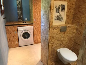 Suihku, hiustenkuivaaja, pyyhkeet, vessapaperi