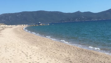 Vlak bij het strand, ligstoelen