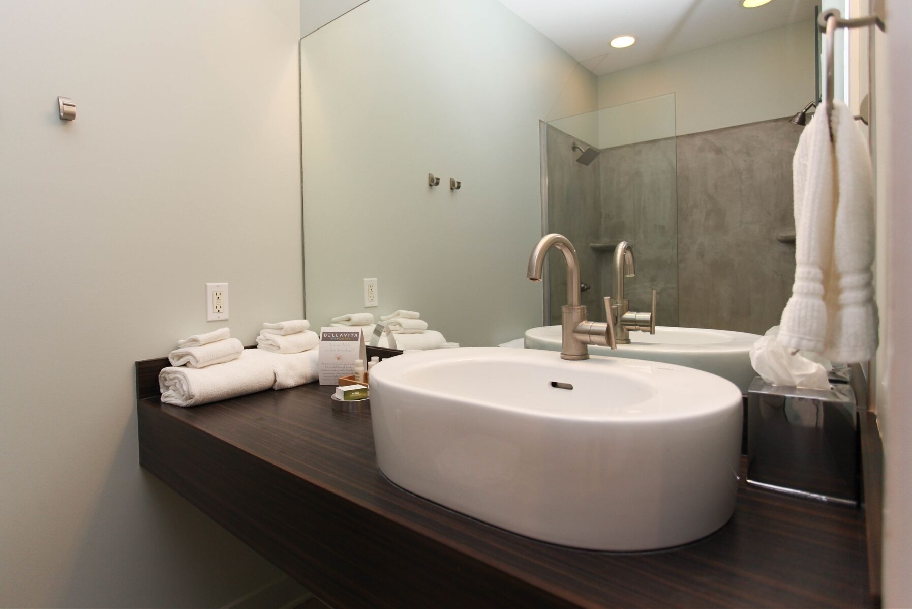 Badewanne, Haartrockner, Handtücher