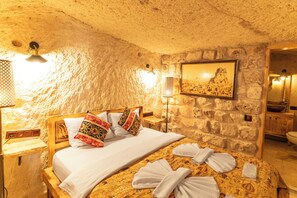 Family Studio Suite, 2 Bedrooms (Dümen) | 2 kamar tidur, minibar, brankas, dan didekorasi berbeda-beda