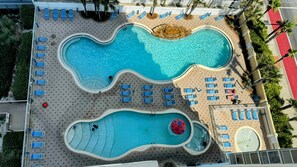 Alberca techada y alberca al aire libre