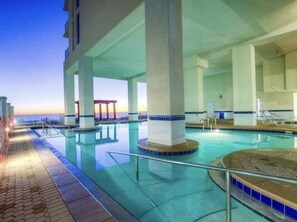 Een binnenzwembad, een buitenzwembad