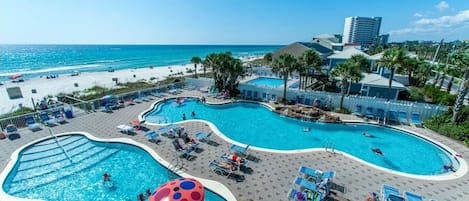 Una piscina techada, una piscina al aire libre