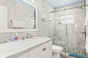 Regadera, amenidades de baño gratuitas, secadora de cabello, toallas 