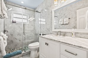 Regadera, amenidades de baño gratuitas, secadora de cabello, toallas 