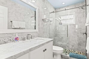 Regadera, amenidades de baño gratuitas, secadora de cabello, toallas 