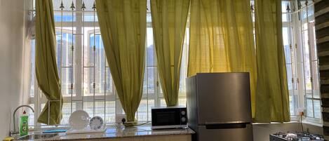 Refrigerador, microondas, horno y parrilla de estufa