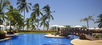 The Palms Jaco 1001 penthouse on the beach