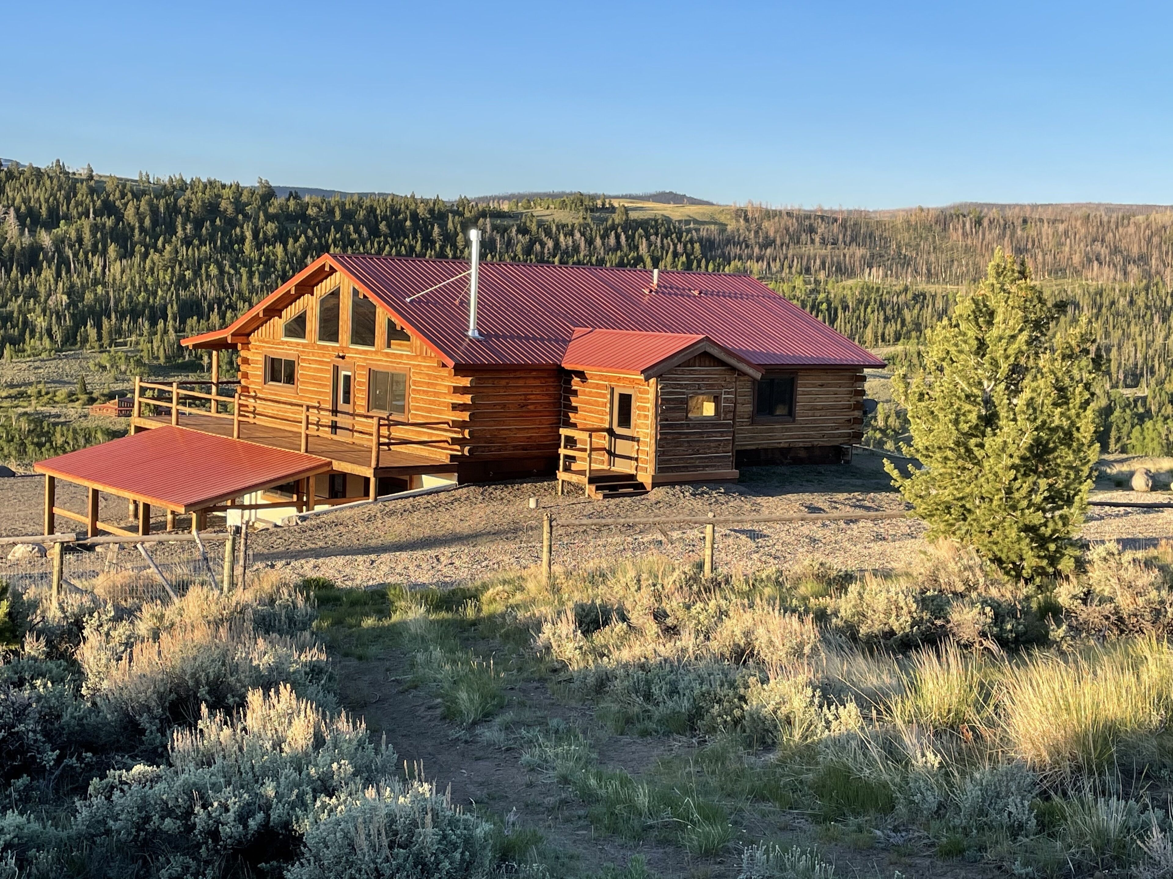Eagle Nest - Modern log home with a panoramic view over mountains and river.