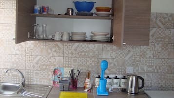 Oven, coffee/tea maker, electric kettle, toaster
