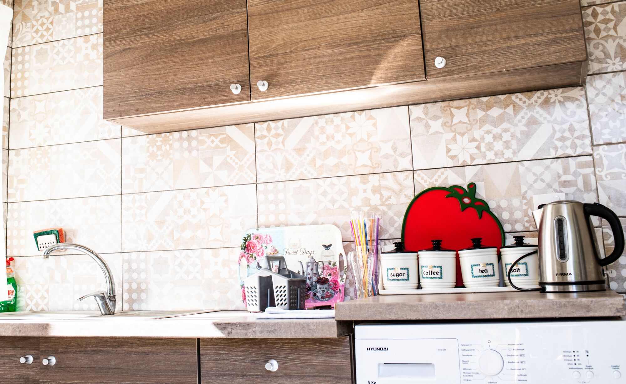 Oven, coffee/tea maker, electric kettle, toaster