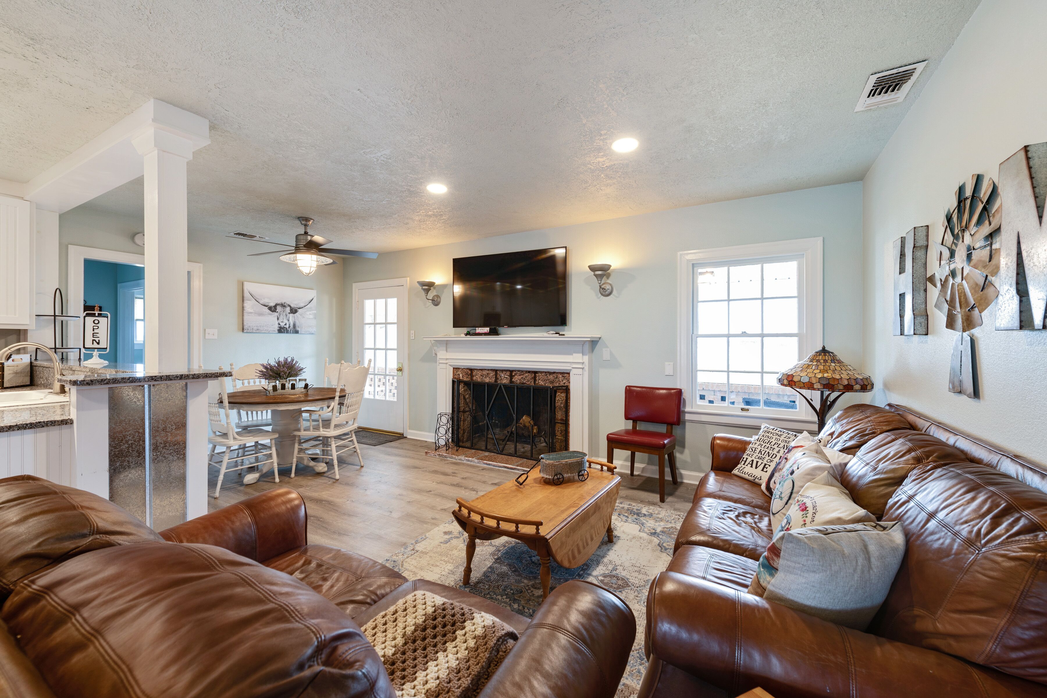 Een smart-tv, een open haard en boeken