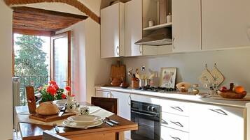 Fridge, oven, stovetop, coffee/tea maker