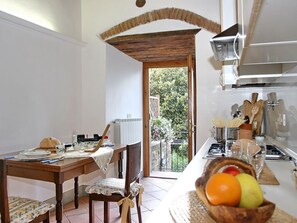 Frigorifero, forno, piano cottura, macchina per tè/caffè