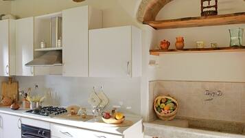 KĂŒhlschrank, Ofen, Herdplatte, Wasserkocher mit Kaffee-/Teezubehör