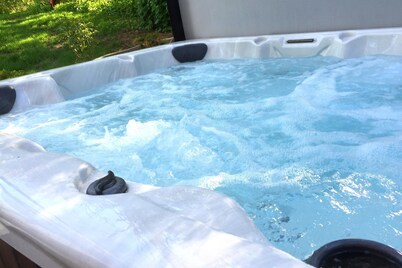 NORTHFORK COTTAGE with POOL & HOT TUB - thru Columbus day