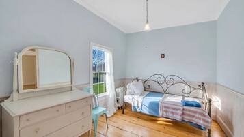 6 bedrooms, desk, iron/ironing board, free WiFi