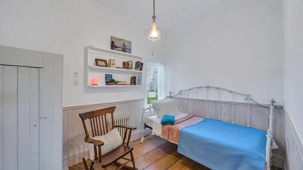 6 bedrooms, desk, iron/ironing board, free WiFi