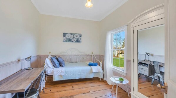 6 bedrooms, desk, iron/ironing board, free WiFi