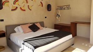 Apartemen Comfort, 1 Tempat Tidur King dengan tempat tidur Sofa, pemandangan kebun | Brankas, tirai kedap cahaya, setrika/meja setrika, dan Wi-Fi gratis