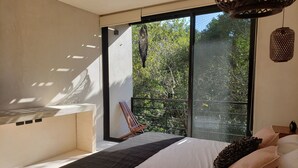 Apartemen Comfort, 1 Tempat Tidur King dengan tempat tidur Sofa, pemandangan kebun | Brankas, tirai kedap cahaya, setrika/meja setrika, dan Wi-Fi gratis