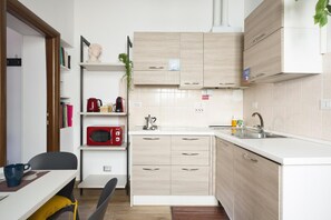 Refrigerador, microondas, parrilla de estufa y cafetera y tetera 