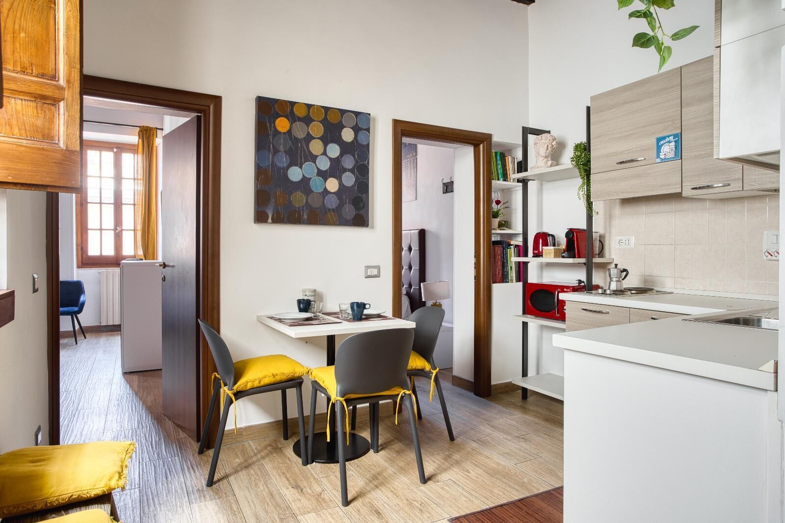 Micro-ondes, plaque de cuisson, cafetière/bouilloire, grille-pain