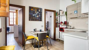 Micro-ondes, plaque de cuisson, cafetiĂšre/bouilloire, grille-pain