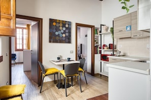 Micro-ondes, plaque de cuisson, cafetière/bouilloire, grille-pain