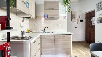 Réfrigérateur, micro-ondes, plaque de cuisson, cafetiÚre/bouilloire