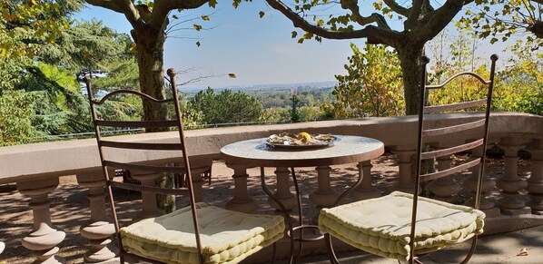 Outdoor dining - Le Castel biodiversity park - Chambre La Pape (Rillieux-la-Pape)