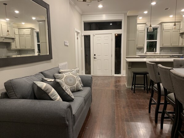 Smart TV, books - The Historic Rex House (Baton Rouge)