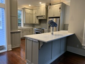 Fridge, microwave, oven, stovetop - The Historic Rex House (Baton Rouge)