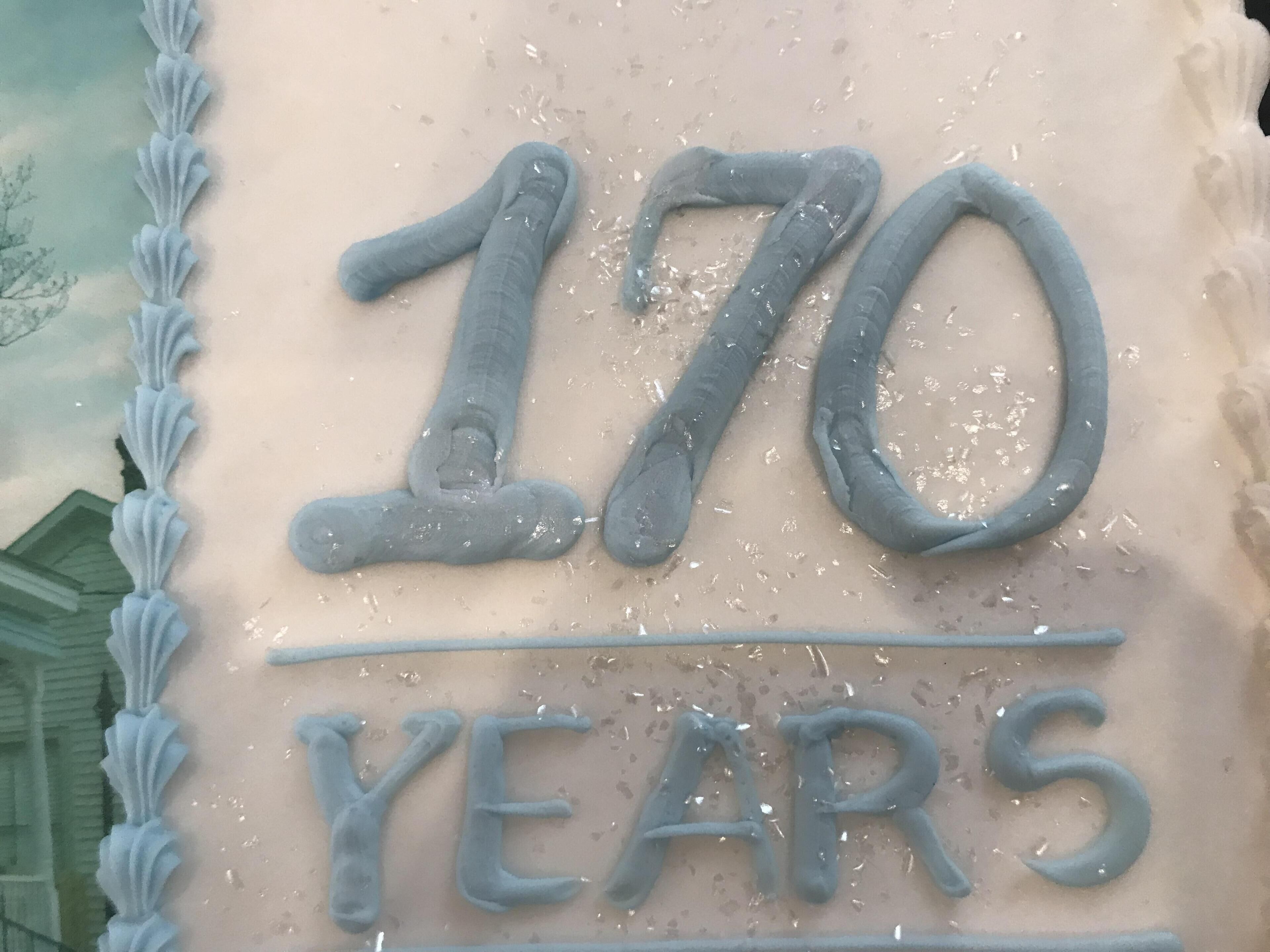 Un cartello decorativo con il numero 170 e la scritta 'YEARS', a indicare un traguardo di 170 anni.