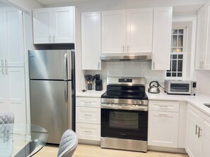 Fridge, microwave, oven, stovetop - ACROSS from Ventnor BEACH BLOCK! 2 bd -and 2 ba unit - 8th house from beach. (Ventnor)