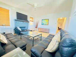 Smart TV, DVD player, books - ACROSS from Ventnor BEACH BLOCK! 2 bd -and 2 ba unit - 8th house from beach. (Ventnor)