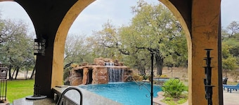 Villa at Cibolo Chase-oasis with pool and hot tub in the Hill country