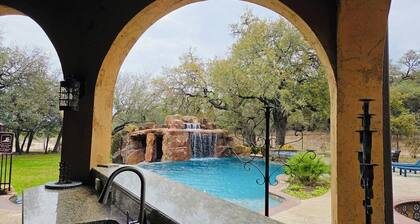 Villa at Cibolo Chase-oasis with pool and hot tub in the Hill country