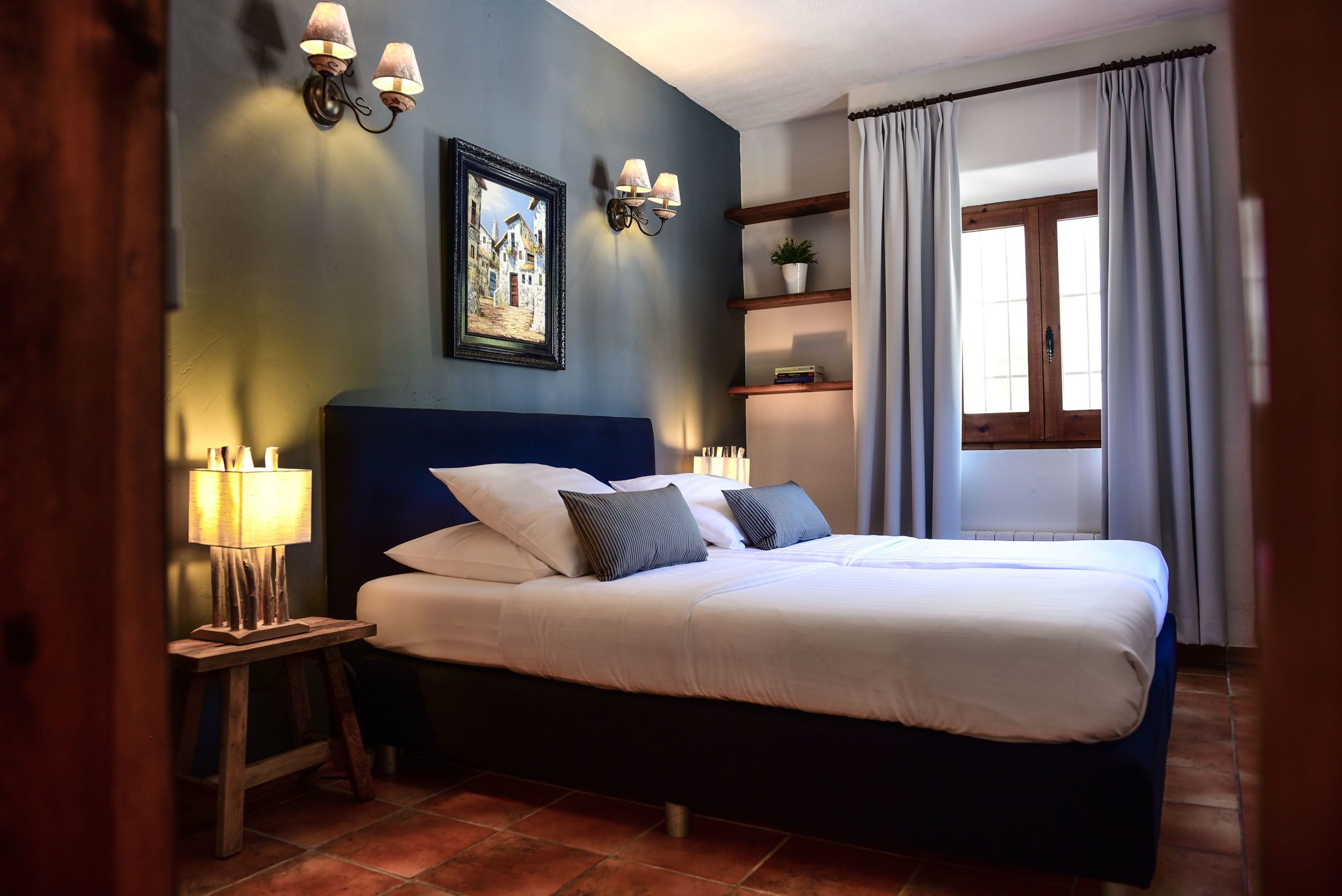 Premium bedding, in-room safe, rollaway beds, free WiFi