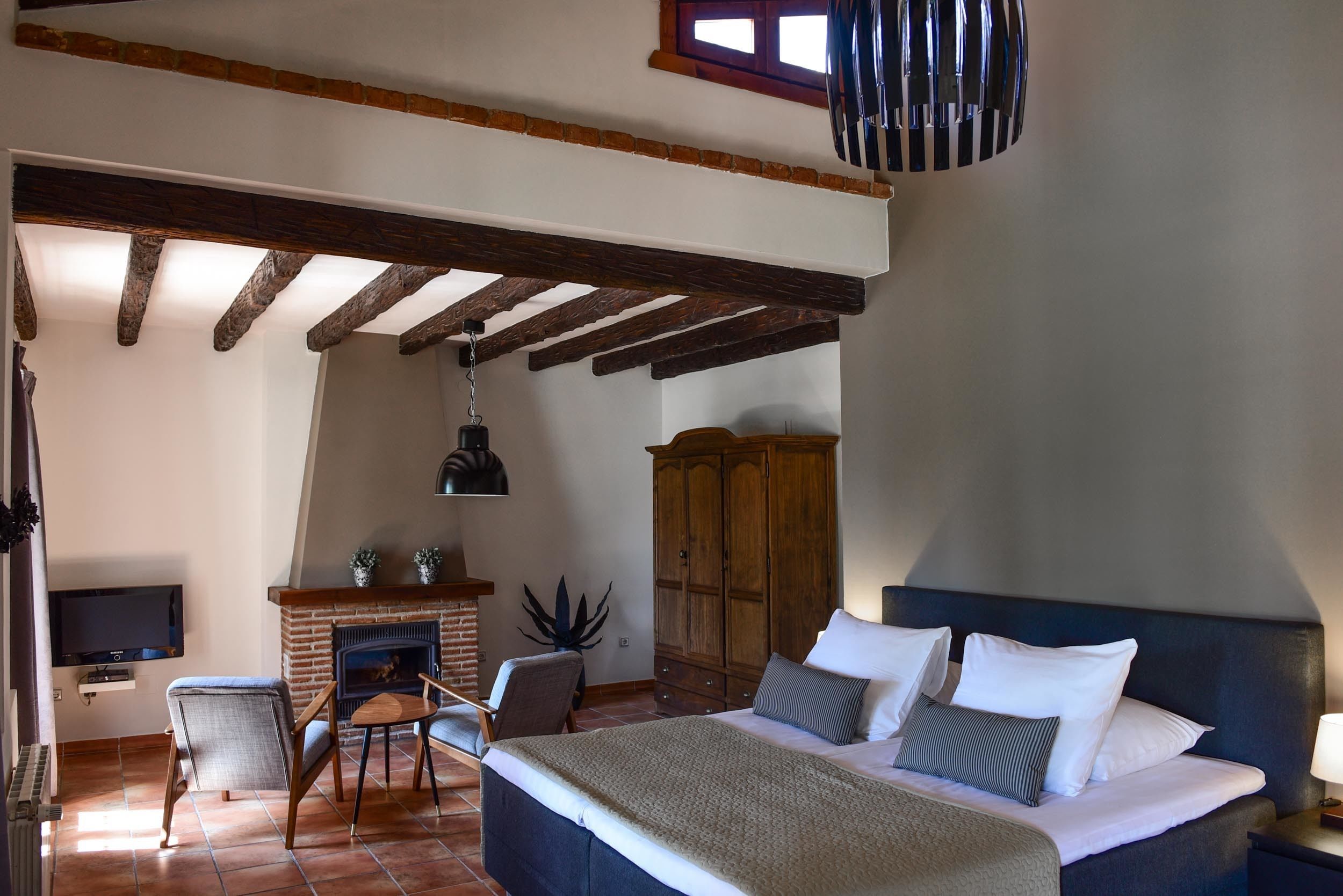 Premium bedding, in-room safe, rollaway beds, free WiFi