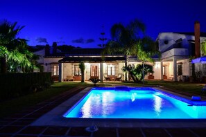 Outdoor pool, pool umbrellas, sun loungers - La Perla de Frigiliana Bed & Breakfast Deluxe (Frigiliana)