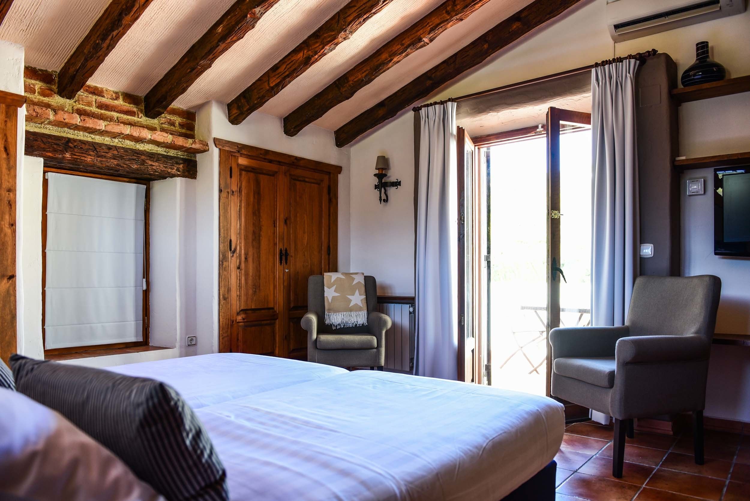 Premium bedding, in-room safe, rollaway beds, free WiFi