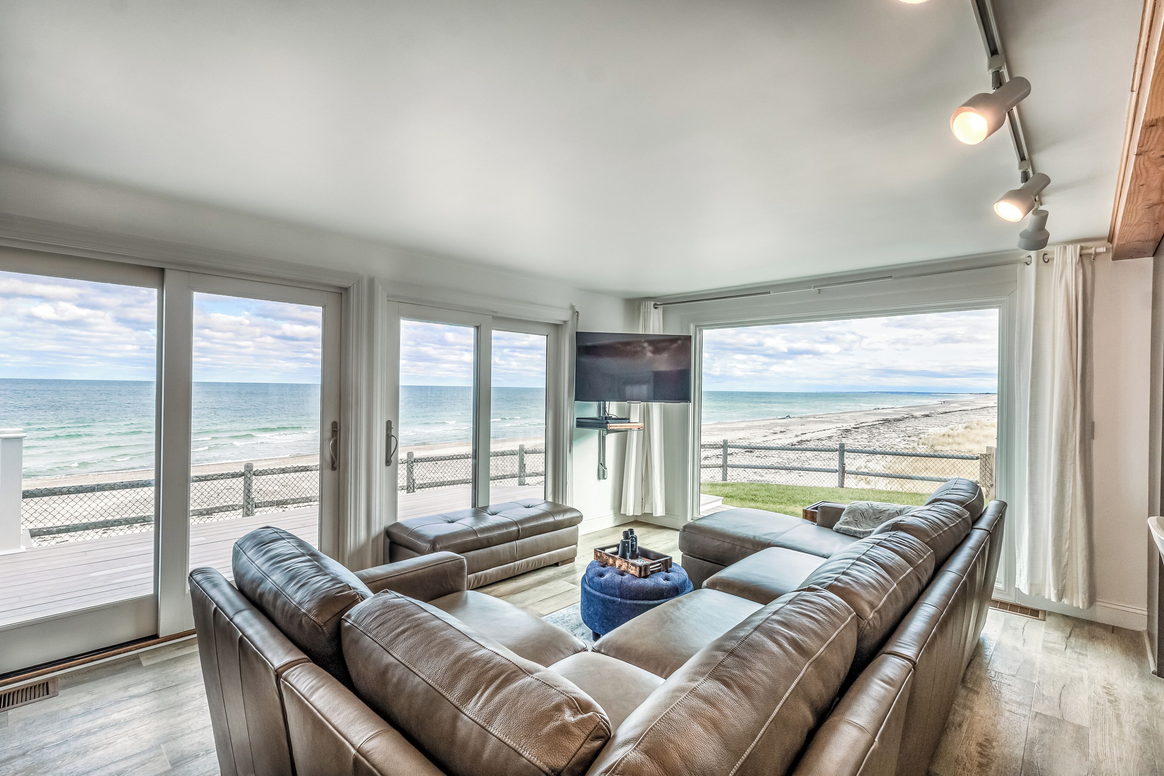 TV, peis, DVD-spiller og bøker