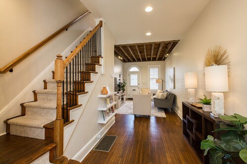 "UUSI LISTING" Sycamore Downtown Modern Home