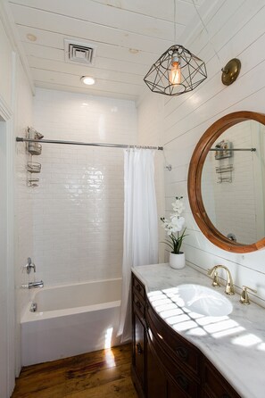 Hair dryer, towels, shampoo, toilet paper - The Sycamore Downtown Modern Home (Lancaster)