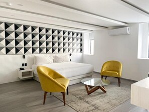 Junior suite, 1 kingsize bed, niet-roken | Luxe beddengoed, een kluis op de kamer, een laptopwerkplek