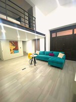 Suite La Casona | Zona de estar | Smart TV de 32 pulgadas con canales por cable, una televisión