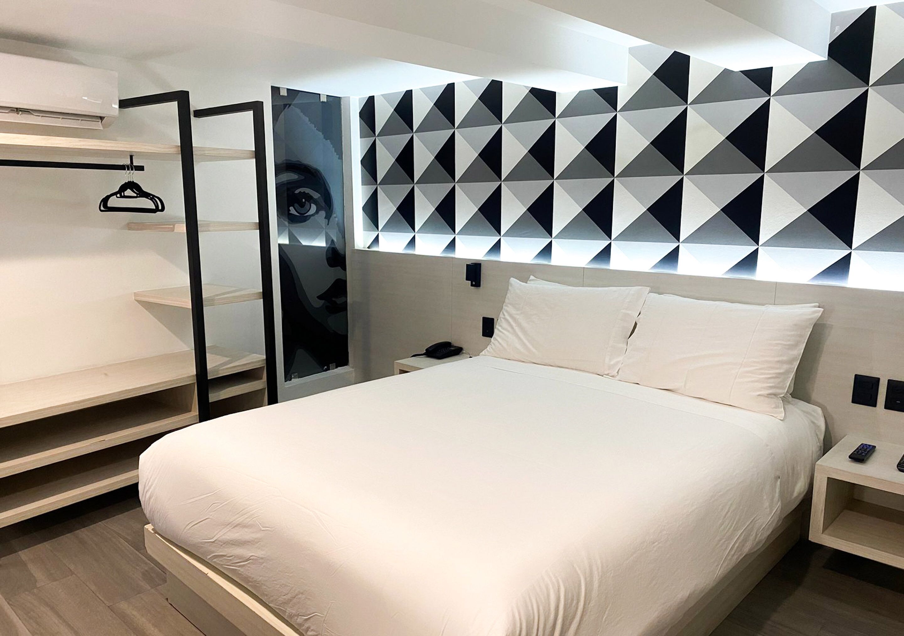 standard room, 1 queen bed, non smoking | 1 bedroom, premium bedding, in-room safe, laptop workspace